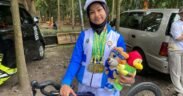 Aila Zahra atlet Malang sabet 3 medali 2 emas 1 perunggu diatas sepeda dan memegang boneka