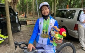 Aila Zahra atlet Malang sabet 3 medali 2 emas 1 perunggu diatas sepeda dan memegang boneka