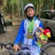 Aila Zahra atlet Malang sabet 3 medali 2 emas 1 perunggu diatas sepeda dan memegang boneka