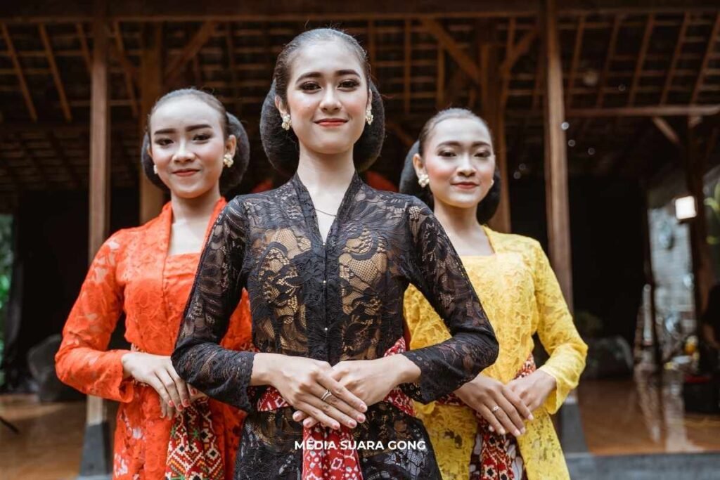 film KitaBerkebaya menceritakan tentang budaya loka Indonesia tentang kebaya