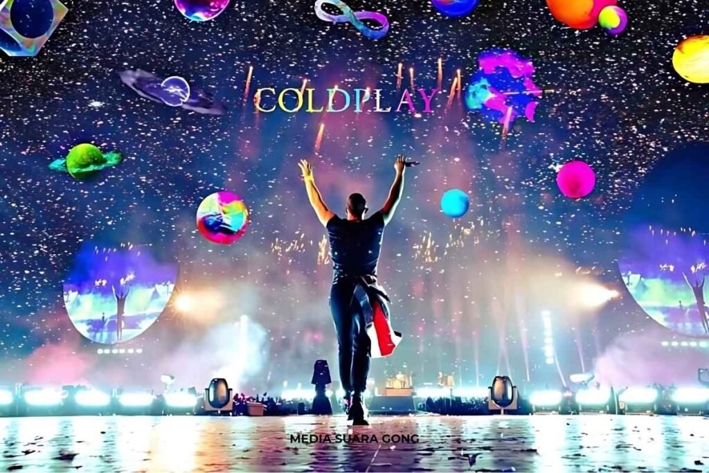 Skandal Coldplaygate lagi konser sambil mengangkat tangan dan ada tulisan bandnnya