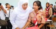 khofifah indar parawansa bersama salah satu murid Sekolah Rakyat Kediri