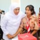 khofifah indar parawansa bersama salah satu murid Sekolah Rakyat Kediri