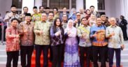 khofifah indar parawansa bersama anggoda di Kantor DPD RI Jawa Timur