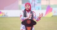 Khofifah indar parawansa saat sambutan di stadion pada Hari Koperasi Jawa Timur