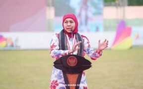 Khofifah indar parawansa saat sambutan di stadion pada Hari Koperasi Jawa Timur