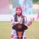 Khofifah indar parawansa saat sambutan di stadion pada Hari Koperasi Jawa Timur