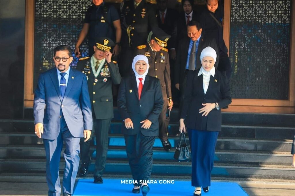 gubernur jawa timur khofifah indar parawansa bersama anggota polisi