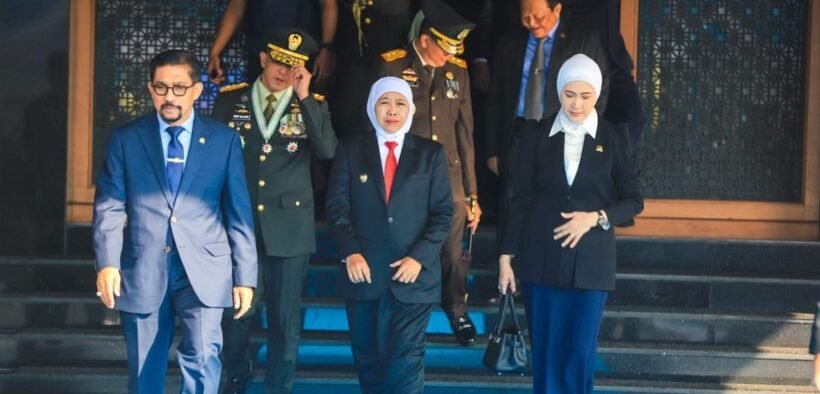 gubernur jawa timur khofifah indar parawansa bersama anggota polisi