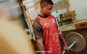 Alan Cardoso warming up angkat barbel sebelum bertemu dengan fans the jack mania