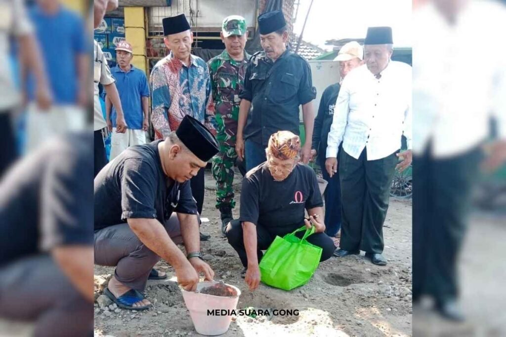 Kepala Desa Losari Sutrisno melakukan peletakan batu pertama pembangunan Monumen Sekolah Desa Soekarno