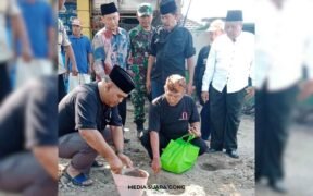 Kepala Desa Losari Sutrisno melakukan peletakan batu pertama pembangunan Monumen Sekolah Desa Soekarno