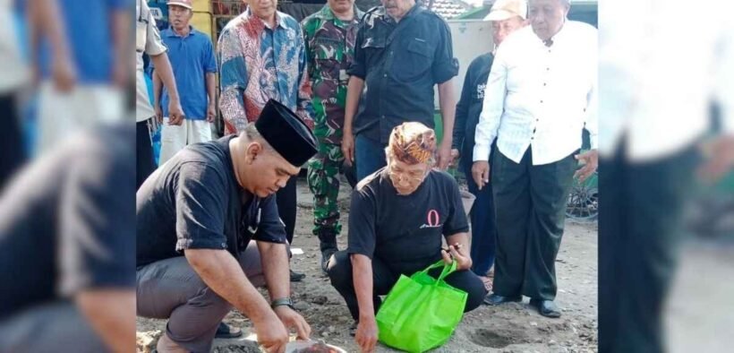 Kepala Desa Losari Sutrisno melakukan peletakan batu pertama pembangunan Monumen Sekolah Desa Soekarno