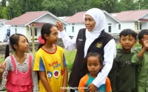 gubernur jatim bersama anak-anak