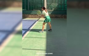 fashion atlet tenis kota malang berwarna hijau mint pastel dan rok hijau emerlad dan sepatu ASICS Gel-Resolution X