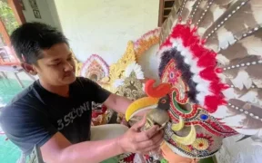 Hari Suciono, warga Desa Panglungan, telah membuat banyak kostum-kostum unik yang kerap kali turun untuk memeriahkan karnaval jombang.