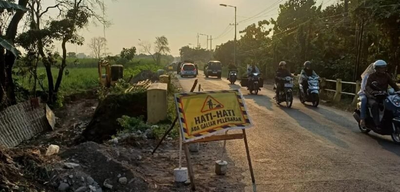 Pemerintah Kabupaten Jombang lanjutkan Program strategis yaitu mengerjakan proyek pelebaran Jalan Ceweng–Kalianyar