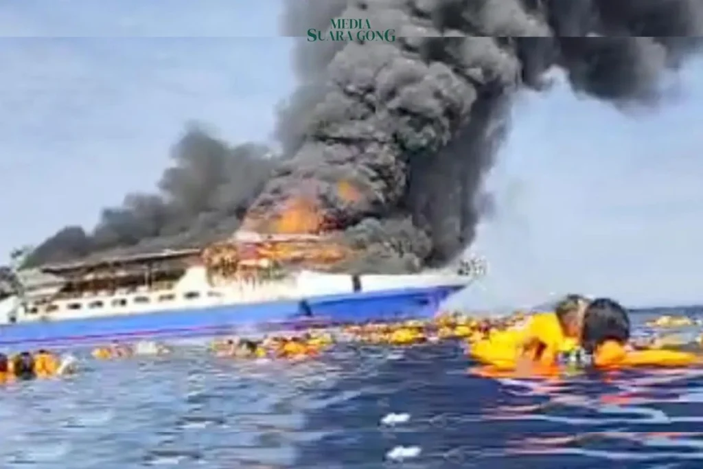 Kapal Motor (KM) Barcelona 5 terbakar hebat di perairan Talise, Kabupaten Minahasa Utara, Minggu siang (20/7).