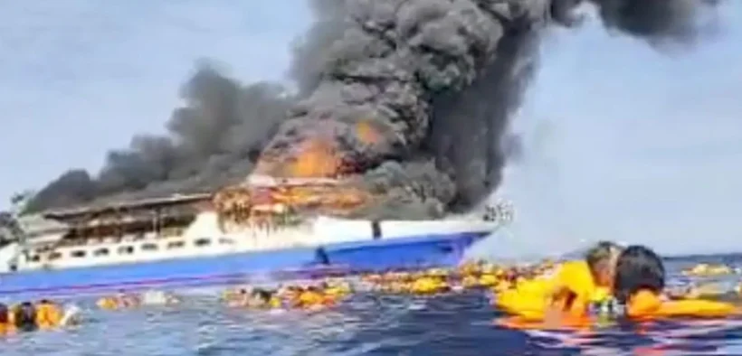 Kapal Motor (KM) Barcelona 5 terbakar hebat di perairan Talise, Kabupaten Minahasa Utara, Minggu siang (20/7).