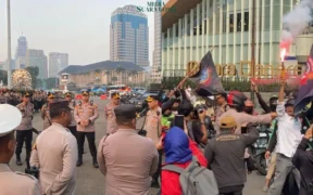 Aksi protes dari para pengemudi ojek online (ojol), taksi online, dan kurir logistik kembali mengguncang Jakarta. Senin (21/7/2025),