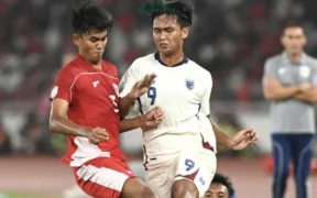 Pesepak bola Timnas U-23 Indonesia Kakang Rudianto (kiri) dan Robi Darwis (kanan) berebut bola dengan pesepak bola Timnas U-23 Thailand Yot akon Burapha (tengah) dalam pertandingan semifinal Piala AFF U-23 2025 di Stadion Utama Gelora Bung Karno (SUGBK), Senayan, Jakarta, Jumat (25/7/2025). ANTARA FOTO/Muhammad Adimaja/MRH/tom.