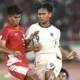 Pesepak bola Timnas U-23 Indonesia Kakang Rudianto (kiri) dan Robi Darwis (kanan) berebut bola dengan pesepak bola Timnas U-23 Thailand Yot akon Burapha (tengah) dalam pertandingan semifinal Piala AFF U-23 2025 di Stadion Utama Gelora Bung Karno (SUGBK), Senayan, Jakarta, Jumat (25/7/2025). ANTARA FOTO/Muhammad Adimaja/MRH/tom.