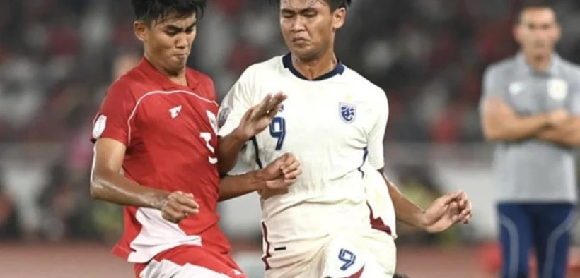 Pesepak bola Timnas U-23 Indonesia Kakang Rudianto (kiri) dan Robi Darwis (kanan) berebut bola dengan pesepak bola Timnas U-23 Thailand Yot akon Burapha (tengah) dalam pertandingan semifinal Piala AFF U-23 2025 di Stadion Utama Gelora Bung Karno (SUGBK), Senayan, Jakarta, Jumat (25/7/2025). ANTARA FOTO/Muhammad Adimaja/MRH/tom.