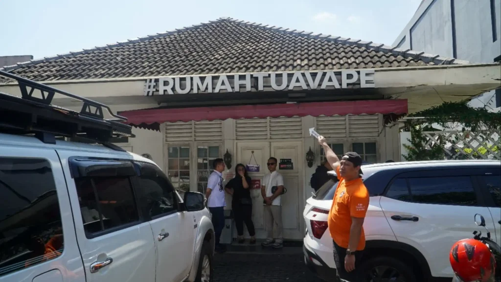 Seorang diplomat muda Kementerian Luar Negeri (Kemlu) RI ditemukan tewas di kamar indekosnya dengan kondisi kepala terikat lakban