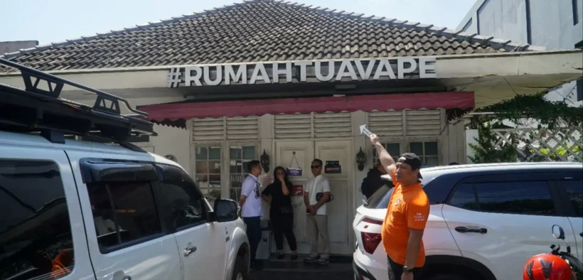 Seorang diplomat muda Kementerian Luar Negeri (Kemlu) RI ditemukan tewas di kamar indekosnya dengan kondisi kepala terikat lakban