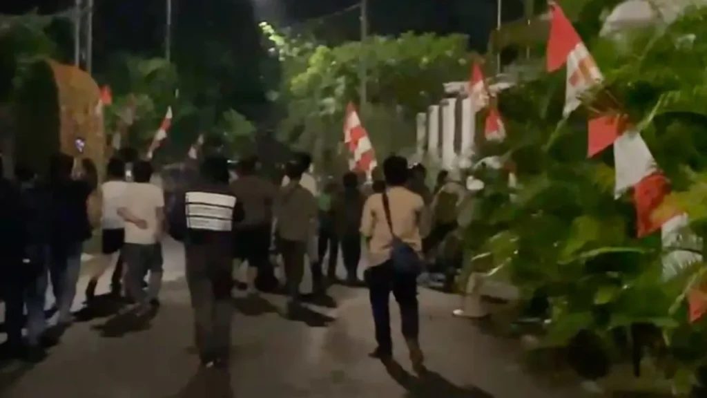 Rumah Anggota DPR RI, Eko Hendro Purnomo atau yang akrab dikenal Eko Patrio, didatangi massa pada Sabtu (30/8/2025) malam