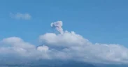 Gunung Semeru erupsi dengan tinggi letusan 800 meter di atas puncak 4 Agustus 2025. ANTARA/HO-PVMBG