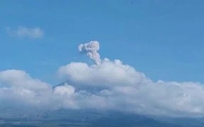 Gunung Semeru erupsi dengan tinggi letusan 800 meter di atas puncak 4 Agustus 2025. ANTARA/HO-PVMBG