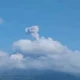 Gunung Semeru erupsi dengan tinggi letusan 800 meter di atas puncak 4 Agustus 2025. ANTARA/HO-PVMBG