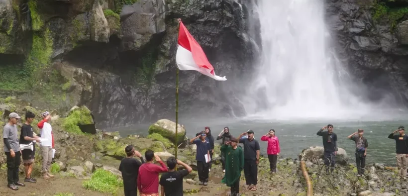 Anak muda lumajang memilih pelaksanaan upacara di sebuah air terjun tersembunyi di Desa Kandangan, Kecamatan Senduro, Minggu (17/8/2025). 