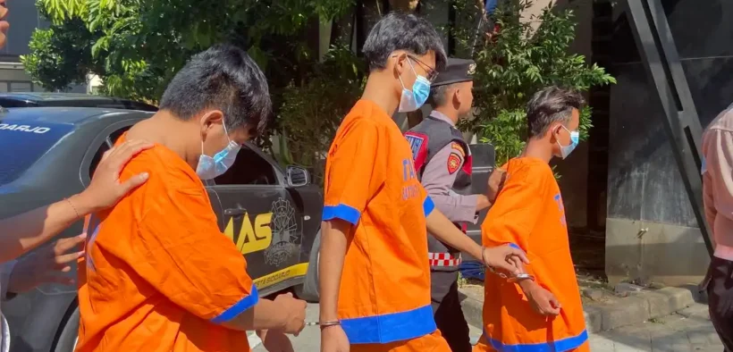 Polresta Sidoarjo bongkar grup media sosial Facebook bernama Cowok Manly Sidoarjo yang berisi penawaran jasa tindakan asusila sesama jenis.