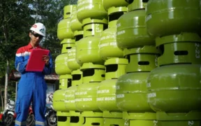 Pemerintah tengah menggodok skema baru terkait penyaluran subsidi liquefied petroleum gas (LPG) tabung 3 kg agar lebih tepat sasaran.