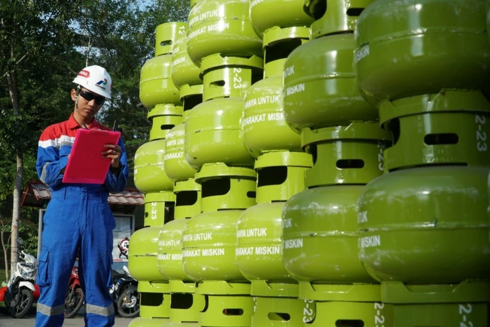 Pemerintah tengah menggodok skema baru terkait penyaluran subsidi liquefied petroleum gas (LPG) tabung 3 kg agar lebih tepat sasaran.