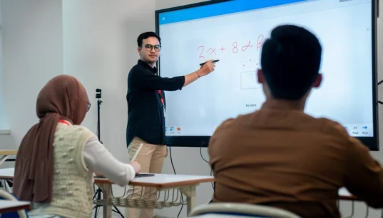 Pemerintah pusat di bawah kepemimpinan Presiden Prabowo Subianto telah siapkan Rp 178,7 Triliun untuk gaji Guru dan Dosen