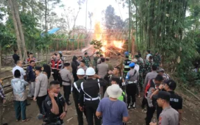 Petugas gabungan dari Polres Malang, TNI, Satpol PP, dan pemda membongkar arena sabung ayam ilegal di Singosari, Kamis (31/7/2025). 