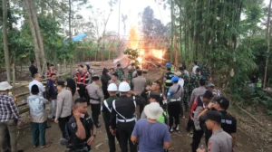 Polisi Bongkar dan Bakar Lapak Judi Sabung Ayam di Singosari