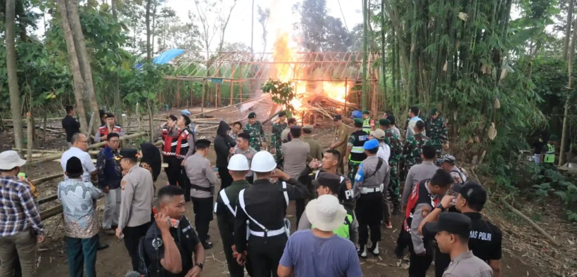 Petugas gabungan dari Polres Malang, TNI, Satpol PP, dan pemda membongkar arena sabung ayam ilegal di Singosari, Kamis (31/7/2025). 