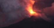 Erupsi Gunung Lewotobi kembali membuat warga panik saat letusan terjadi pada waktu dini hari, Warga dihimbau waspada Banjir Lahar