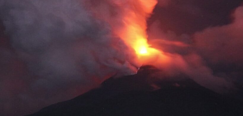 Erupsi Gunung Lewotobi kembali membuat warga panik saat letusan terjadi pada waktu dini hari, Warga dihimbau waspada Banjir Lahar