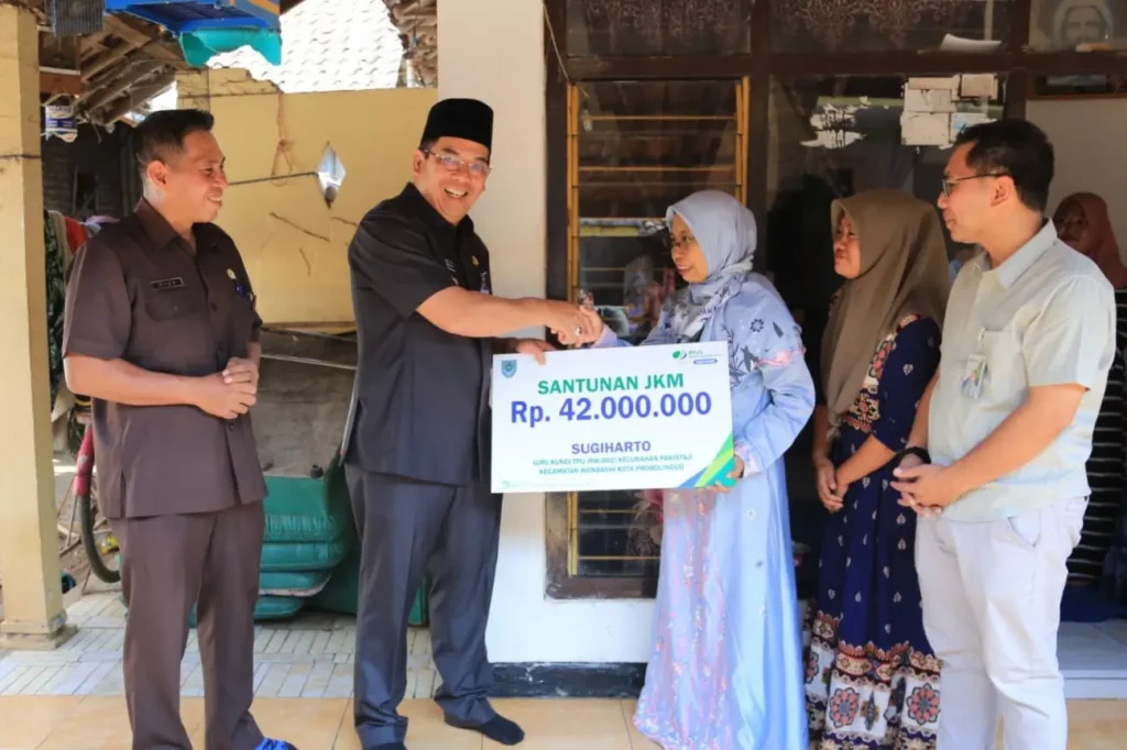 Pemerintah Kota Probolinggo Tunjukkan Kepedulian melalui penyerahan santunan Jaminan Kematian (JKM) dari BPJS Ketenagakerjaan.