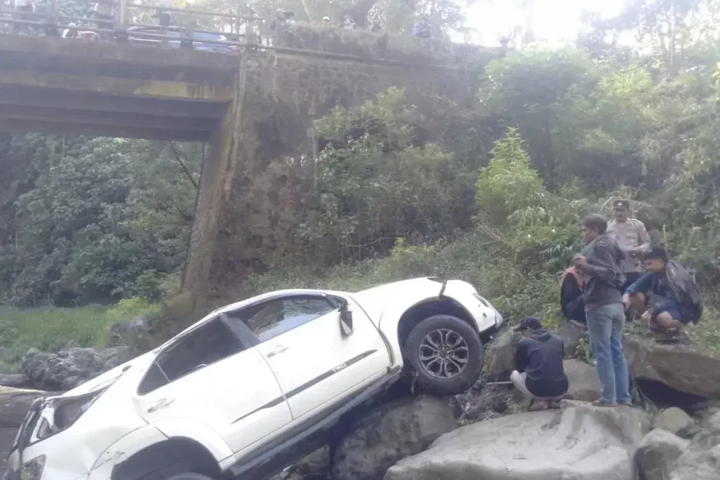 Sebuah mobil Toyota Fortuner terjun ke sungai di kawasan jurang Trembes, Kecamatan Sukapura, Kabupaten Probolinggo, Minggu (3/8/2025)