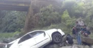 Sebuah mobil Toyota Fortuner terjun ke sungai di kawasan jurang Trembes, Kecamatan Sukapura, Kabupaten Probolinggo, Minggu (3/8/2025)