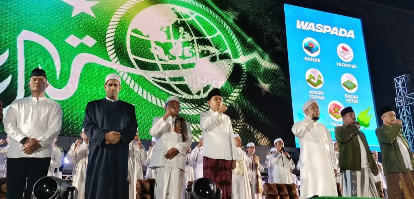 Minggu malam (3/8/2025). Dalam rangka memperingati dan mensyukuri Kemerdekaan Republik Indonesia, Rayon IKSASS didukung Pemerintah Kabupaten Jember menggelar pengajian umum bertajuk Shalawat Merah Putih.