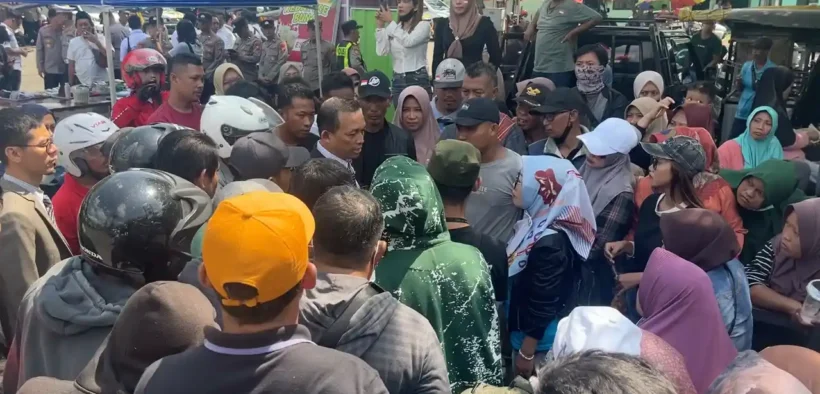 Puluhan anggota Koperasi KSPPS Madani resmi melaporkan jajaran pengurus koperasi mereka ke Polres Trenggalek pada Senin, 4 Agustus 2025.