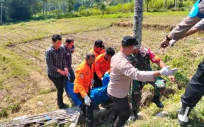 Ditemukan sesosok mayat laki-laki tanpa identitas mengambang di Sungai Brantas, tepatnya di bawah Jembatan Kanigoro, Selasa pagi (5/8/2025).