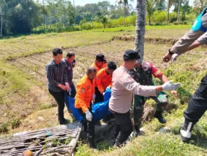 Mayat Pria Bertato Ditemukan Mengambang di Sungai Brantas